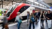 Zwischen Luzern und Zürich Flughafen verkehren künftig weniger Direktzüge. Bild: Boris Bürgisser (Luzern, 14.4. 2025)