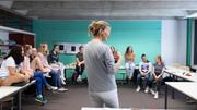 Teurer Spiessrutenlauf: Eine erfahrene Lehrerin musste tausende Franken bezahlen bis zur Anerkennung ihres ausländischen Lehrdiploms. Bild: Gaëtan Bally/Keystone
