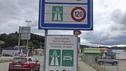 Pendler aus dem Hegau ärgert, dass sie für den kurzen Strassenabschnitt zwischen Thayngen und Herblingen eine Vignette benötigen. Manche suchen sich jetzt Schleichwege durch Thayngen. Bild: zvg