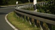 Am Sonntag kracht ein Autofahrer in der Grenzregion in die Leitplanke. Sachschaden: 20'000 Franken. Bild: Pixabay