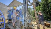 Für eine Wärmepumpe wurde im Sommer in Laufen-Uhwiesen 180 Meter in die Tiefe gebohrt. Unterdessen ist die Anlage schon zwei Monate in Betrieb. Bild: Michael Kessler