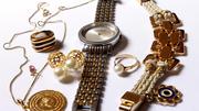 Vermutlich hat eine Frau, die vortäuschte, auf der Toilette zu sein, den Goldschmuck der Rentnerin geklaut. Symbolbild: Pixabay