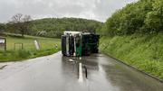Der Lastwagen touchierte mit dem linken Reifen den Steilhang und kippte auf die rechte Seite. Bild: zVg/SHPol