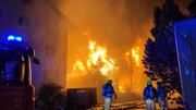 Die Einstellhalle brennte lichterloh, als die Feuerwehr eintraf. Bild: SHPol