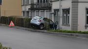 Das Auto fuhr bei der Kreuzung die Böschung hinunter. Bild: Alexander Joho