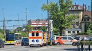 Die Personen wurden vor Ort betreut und anschliessend durch die ausgerückte Rettungssanität in ein Spital überführt. Bild: Jonas Schlagenhauf
