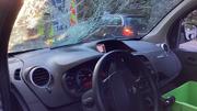 Die Windschutzscheibe des Unfallautos wurde durch den Unfall eingedrückt. Bilder: zVg/SHPol