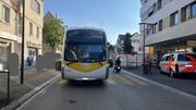 Eine 20-jährige Frau wurde am Freitagabend in Neuhausen am Rheinfall von einem Linienbus angefahren und leicht verletzt. Bild: zVg/Shpol