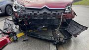 Ein 64-jähriger Autofahrer kam aus noch unbekannten Gründen von der Fahrbahn ab und kollidierte mit einem Zaun. Bild: zVg/SHPol