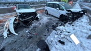 Beide Unfallautos erlitten einen Totalschaden. Bild: SHPol