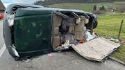 Das Unfallfahrzeug, in dem drei Personen sassen, überschlug sich durch die Kollision mehrmals. Bild: zVg/SHPol