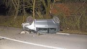 Der Wagen des 20-Jährigen landete kopfüber wieder auf der Stettemerstrasse. Bild: zvg/Schaffhauser Polizei
