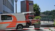 Polizei und Feuerwehr sind am Bahnhof Neuhausen Rheinfall vor Ort. Bild: Loris Vetter