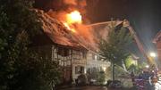Flammen dringen aus dem Dach des Wohnhauses. Bild: zvg/Kapo ZH