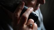 Häufig sind es ältere Menschen, die Opfer von Telefonbetrügern werden. Bild: Key