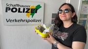 Susanne Koch konnte ihre Schildkröte wieder in Empfang nehmen. Bild: SHPol