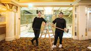 Yannick Vuga (links) und DJ Sam Madi können ihren Club im ehemaligen Schaffhauser Casino noch etwas länger betreiben. Bild: Roberta Fele Yannick Vuga und DJ Sam Madi eröffnen im ehemaligen Casino einen Pop-Up Club namens OFF, fotografiert am Mittwoch, 12. November 2025, in Schaffhausen. (Roberta Fele / Schaffhauser Nachrichten)