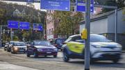 Grosser Verkehr mit Auto und Velo an der Bachstrasse wo eine 30 er Zone entstehen soll, am Mittwoch, 16. November, 2022. (Melanie Duchene / Schaffhauser Nachrichten)