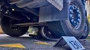 Die Velofahrerin musste schwer verletzt unter dem Lastwagen befreit werden. Bild: zVg/Kantonspolizei Zürich