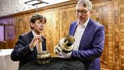 Medienorientierung zur spektakulaere Neuerwerbung im Museum zum Allerheiligen , Bild zeigt Raphael Rohner und  Daniel Gruetter, Kurator fuer die kulturgeschichtliche Sammlung am MzA, rechts, am Donnerstag, 23. Mai 2024. (Melanie Duchene / Schaffhauser Nac