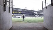 FC Schaffhausen stellt ihre Banden auf fï¿ï¾¼r Cupmatch gegen YB, Schaffhauser Grï¿ï¾¶ssen helfen beim Aufstellen mit. Fotografiert am Montag, 02. Dezember 2024, in Herblingen. (Roberta Fele / Schaffhauser Nachr