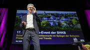 Auf seinen Vortrag freuten sich am Donnerstag wohl alle: Immobilienexperte Donato Scognamiglio ist für seine kurzweiligen Auftritte bekannt. Bild: Melanie Duchene 17. Immobilien-Event der Schaffhauser Kantonalbank im Stadttheater Schaffhausen, Bild zeigt Referent Donato Scognamiglio, am Donnerstag, 15. Mai 2025. (Melanie Duchene / Schaffhauser Nachrichten)