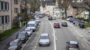 Blick auf die Bachstrasse mit Strassenverkehr, Auto und Velo. Pro Velo Schaffhausen hat eine Petition eingereicht fuer Tempo 30 in vielen Strassen in der Stadt Schaffhausen, am Dienstag, 16. Maerz, 2021. (Melanie Duchene / Schaffhauser Nachrichten)