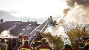 Lï¿ï¾¶scharbeiten eines seit 2 Uhr morgens in Brand stehendem Reienhauses in der Schmalzgasse in Hallu,  fotografiert am Donnerstag, 16. Oktober 2025, in Hallau. (Roberta Fele / Schaffhauser Nachricht