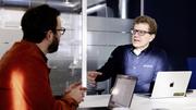 v.l. Till Burgherr, Gerald Beuchelt (CISO bei Acronis), 20.11.2025, Schaffhausen (Roger Hofstetter/Schaffhauser Nachrichten)