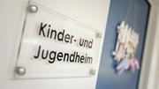 Besuch im Kinder- und Jugendheim der Stadt Schaffhausen. Hier braucht es dringend mehr Platz, der Grosse Stadtrat hat sich damit beschï¿ï¾¤ftigt. Alexander Klett (in grau) und Markus Eichenberger im Intervie, fotografiert am Mittwoch, 26. Februar 2