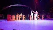 Informationsveranstaltung der Raiffeisenbank im Zelt des Circus Knie: Daniel Landolt und Karin Steinemann im Hintergrund, Alex Blunschi mit Reto Wetter am Pult. Bild: Jeannette Vogel