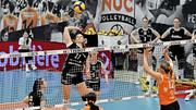 Starkes Angreifen ist ein Muss: hier Katerina Holásková im ersten Spiel in Neuenburg. Bild: Reinhard Standke Volleyball, NLA 2025/2026, Playoff-Finals - 1. Runde: Neuenburg UC - VC Kanti, Neuenburg, 06.04.2026 ￯﾿ï¾ï¿¯ï¾¾ï¾© R