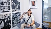 Der TikToker Mirco Casorelli alias bireweichesouhund , im Interview mit SN Redaktorin Anna Kiefer und Elin Ott, am Donnerstag, 23. Mai 2024. (Melanie Duchene / Schaffhauser Nachrichten)