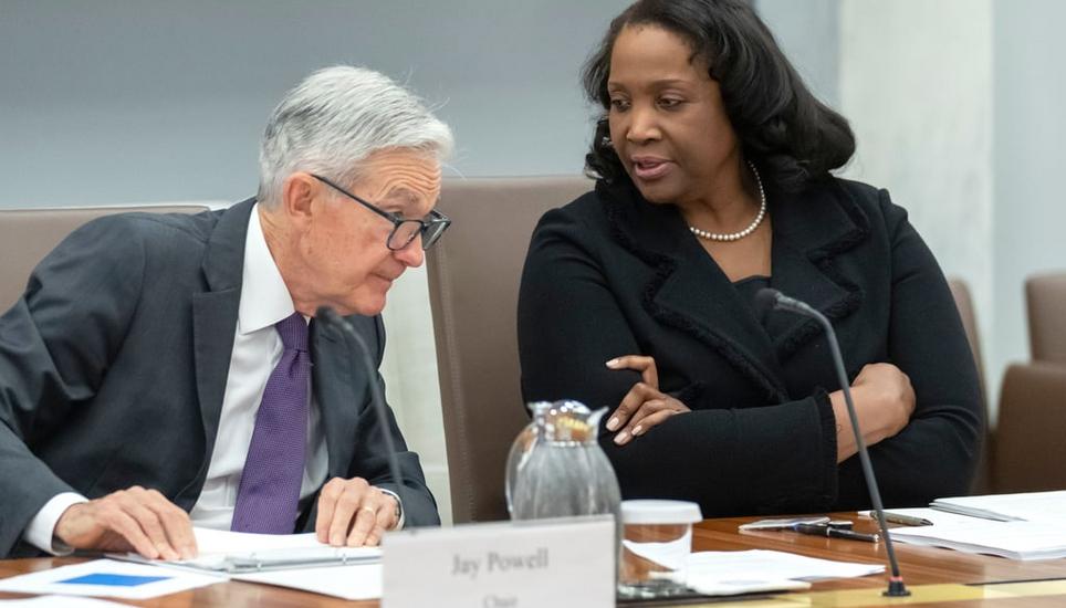 Ein Foto aus dem Juni 2025 zeigt Lisa Cook (rechts) im Gespräch mit Jerome Powell, dem Chef der Federal Reserve. Bild: AP