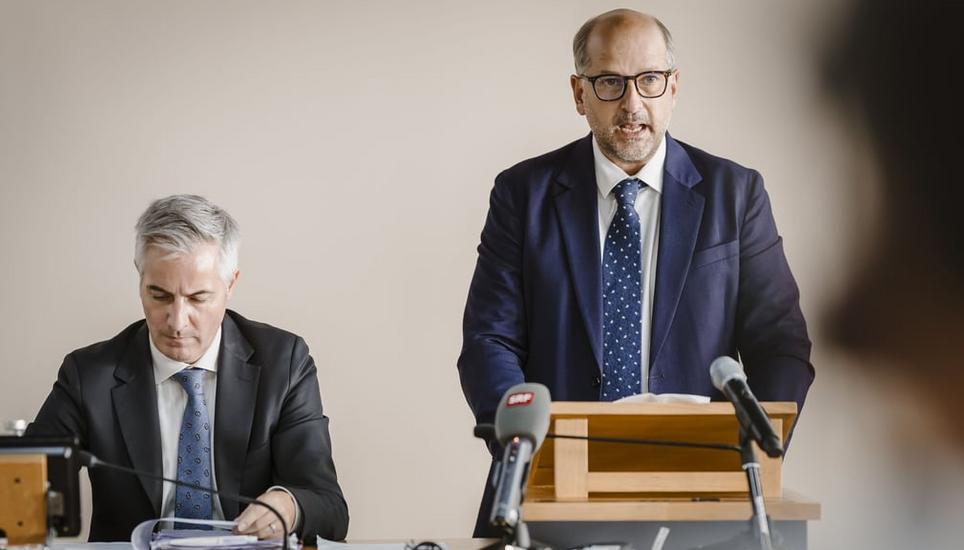 Sie zeigten sich schockiert: Stadtpräsident Grégoire Junod (SP, rechts) und Polizeidirektor Pierre-Antoine Hildbrand (FDP). Bild: Gabriel Monnet/Keystone