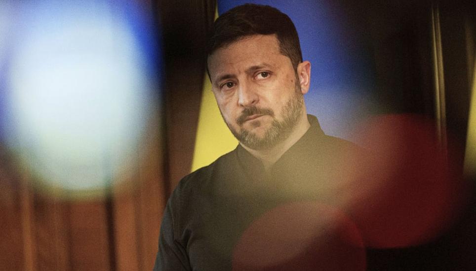 In der Kritik: Der ukrainische Präsident begibt sich auf einen heiklen politischen Kurs. Bild: Evgeniy Maloletka / AP