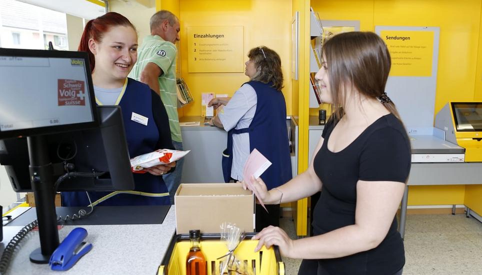 Beliebt: Die Post im Laden, wie hier bei Volg. Bild: Siggi Bucher / Keystone