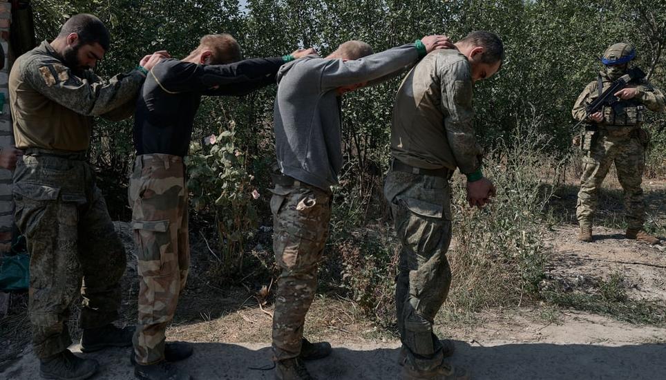 Ein ukrainischer Soldat führt russische Kriegsgefangene ab, die sich bei den jüngsten Kämpfen nördlich von Pokrowsk ergeben haben. Bild: Libkos/Getty Images Europe