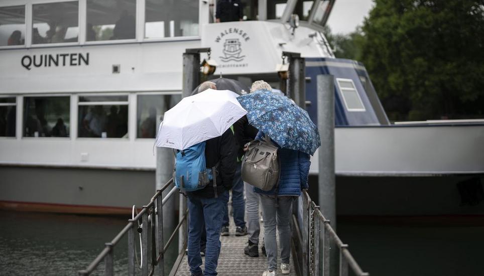 Hat auch schon mehr Spass gemacht: Eine Schifffahrt bei Regen auf dem Walensee. Keystone-SDA/Gian Ehrenzeller