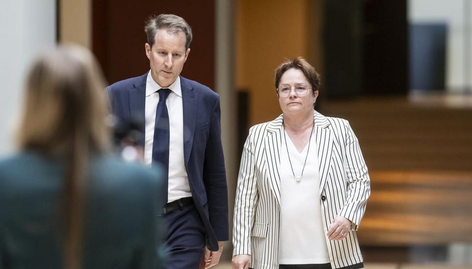 Führungsduo in Erklärungsnot: SVP-Fraktionschef Thomas Aeschi und Vizepräsidentin Martullo-Blocher. Bild: Alessandro Della Valle / Keystone