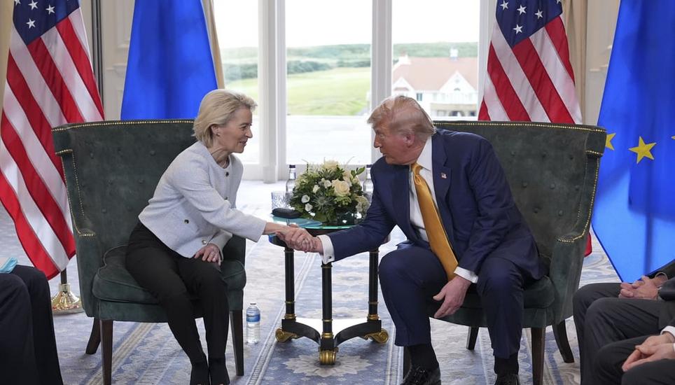 Die EU-Kommissionspräsidentin Ursula von der Leyen und der amerikanische Präsident Donald Trump gratulieren sich am Sonntag zum ausgehandelten Handelsdeal. Bild: Jacquelyn Martin / AP