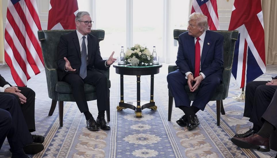 Der Gast spielt Gastgeber: Der amerikanische Präsident Donald Trump hat am Montag den britischen Premierminister Keir Starmer zu einem Gespräch empfangen. Es fand in Turnberry (Schottland) statt – auf britischem Boden. Bild: Jacquelyn Martin/AP