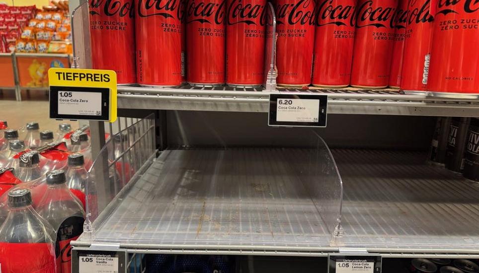 Zero Cola: In einer Migros-Filiale in Opfikon ZH sind gewisse Cola-Regale komplett leer. Bild: Benjamin Weinmann