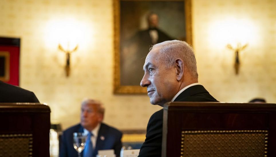 Der israelische Ministerpräsident Benjamin Netanyahu während eines Besuchs im Weissen Haus am 7. Juli 2025. Im Hintergrund: Gastgeber Donald Trump. Bild: Al Drago / Pool / EPA