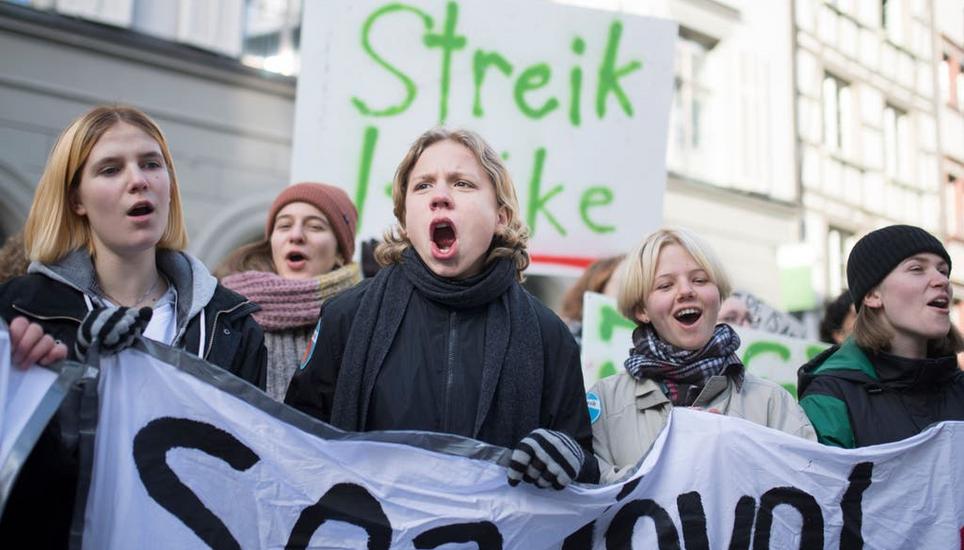 Lange Gesichter bei den Befürwortern: Magdalena Erni, Co-Präsidentin der Jungen Grünen (erste Reihe, 3. von links), und Juso-Präsidentin Mirjam Hostetmann (4. von links) bei Bekanntwerden des ersten Abstimmungstrends. Bild: Peter Klaunzer/Keystone