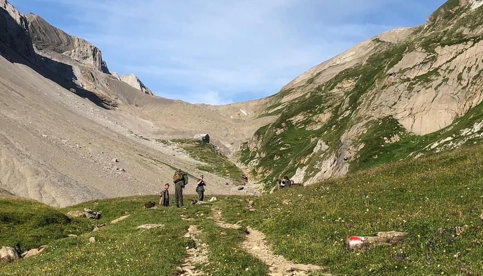 Am Wochenende wanderten Männer in Nazi-Uniformen durchs Berner Oberland. Bild: SRF/Augenzeuge