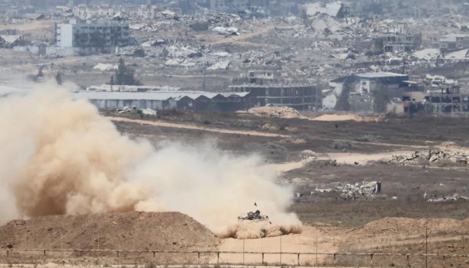 Israelische Panzer im Gaza-Streifen: Gibt Regierungschef Netanyahu den Befehl zur Einnahme des gesamten Gebiets? Bild: Abir Sultan / EPA