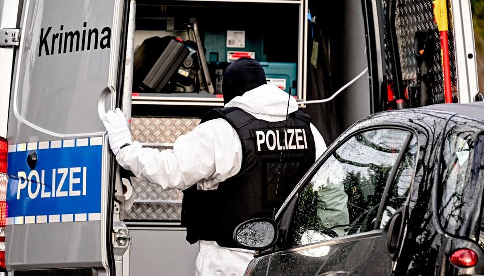 Die Polizei führte an mehreren Orten Razzien durch. Bild: Filip Singer / EPA