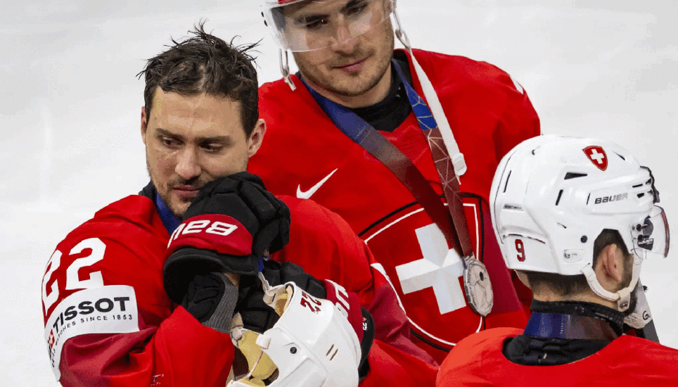 Grosse Enttäuschung bei Nino Niederreiter (links) und Timo Meier nach dem verpassten Weltmeistertitel. Bild: Salvatore Di Nolfi/Keystone