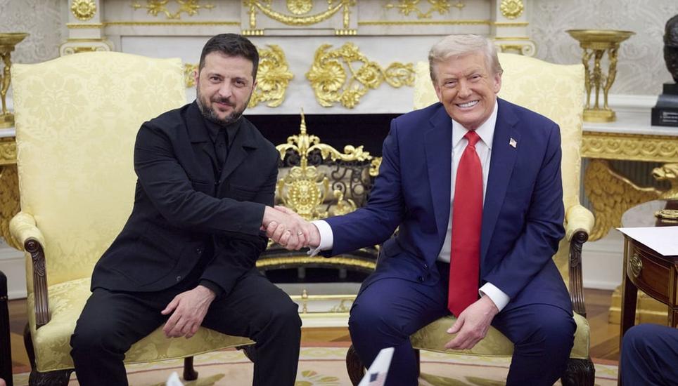 Dem Frieden (vielleicht) einen Schritt näher gekommen: Donald Trump und Wolodimir Selenski reichen sich im Oval Office des Weissen Hauses die Hand. Bild: Presidential Press Service/EPA